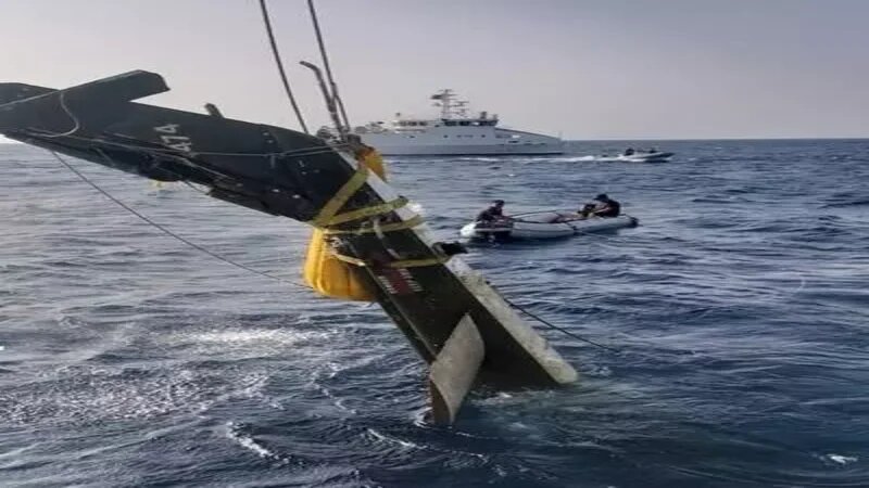 انتشال حطام مروحية عسكرية سقطت في البحر قبل أسابيع 